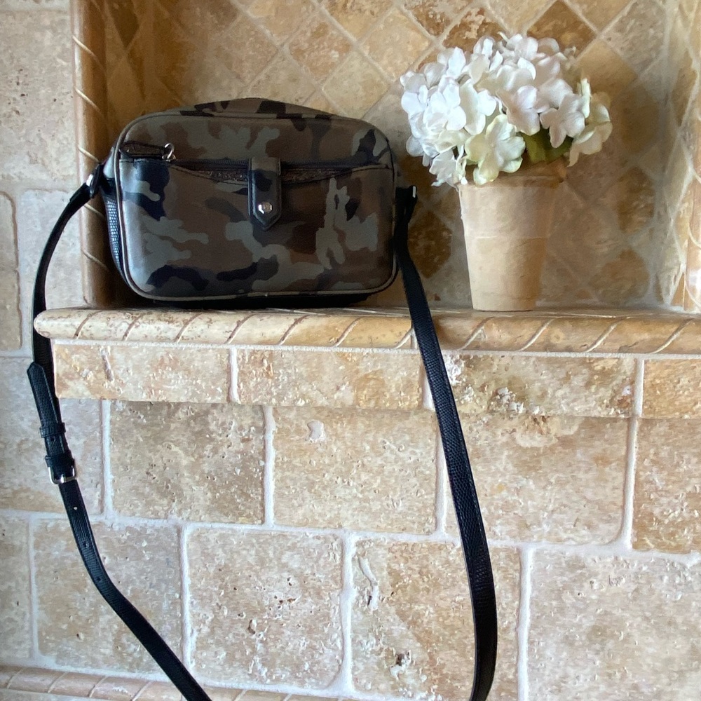 Gili camo
Crossbody
